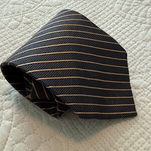 Vintage Brooks Brothers 100% Silk Classic Navy and Gold Tie USA✨